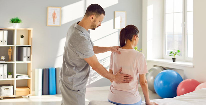Mal de dos, ostéopathe ou kiné : quelles approches pour vos patients ?