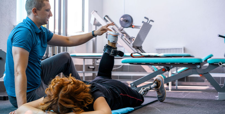 Quelles différences entre la médecine physique et de réadaptation et la kinésithérapie